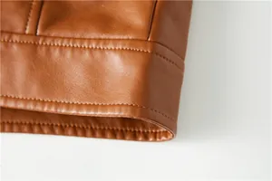 Detaillierte Nahaufnahme der hochwertigen Doppelnähte an einer braunen PU-Lederjacke.