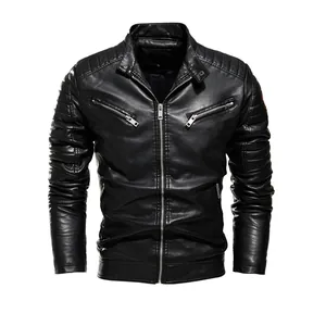 Detailansicht einer schwarzen Kunstleder-Motorradjacke mit gesteppten Ärmelstrukturen.