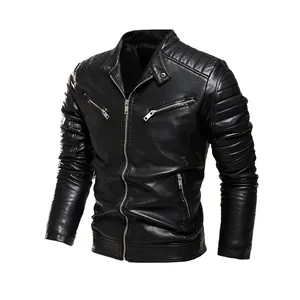 Detail einer schicken schwarzen Herren-Bikerjacke aus Kunstleder mit Reißverschluss