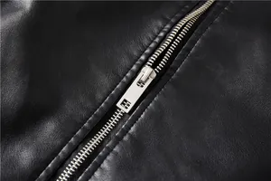 Detailansicht eines hochwertigen silbernen Metallreißverschlusses an schwarzer Lederjacke.