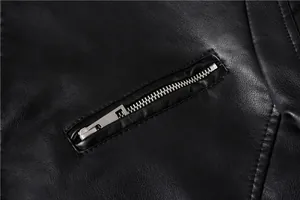 Nahaufnahme des hochwertigen Metallreißverschlusses an schwarzer Kunstlederjacke