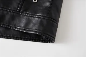 Nahaufnahme der hochwertigen Nähte am Saum einer schwarzen PU-Lederjacke für Herren.