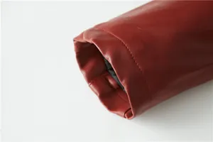 Nahaufnahme der weinroten PU-Lederjacke mit detaillierten Nähten und weichem Futter.
