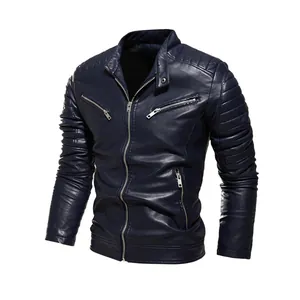 Nahaufnahme einer dunkelblauen Herren-Motorradjacke aus PU-Leder mit Reißverschlusstaschen.