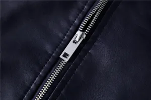 Makrodetail des hochwertigen Metallreißverschlusses an einer marineblauen PU-Lederjacke.