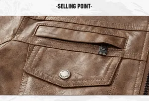 Dettaglio della tasca di una giacca di pelle marrone con bottone metallico e trama zip