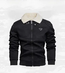 Vue détaillée d'une veste en daim noir avec col en fausse fourrure blanche et motifs