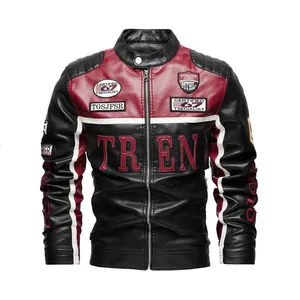 Detailansicht einer Kunstlederjacke im Rennstil mit coolen Patches und feiner Stickerei
