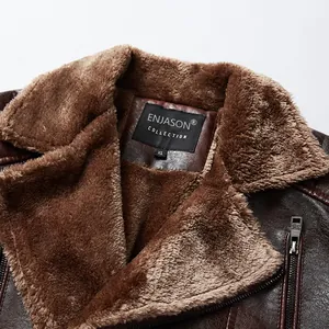 Detailaufnahme einer Herren PU-Lederjacke mit braunem Fleecefutter und Kragendetail