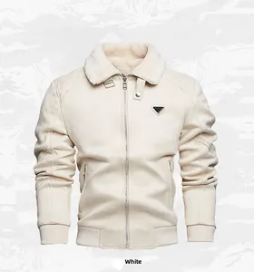 Gros plan d'une veste en daim blanc pour homme avec col en peluche et fermeture éclair