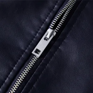 Detailansicht eines hochwertigen silbernen Metallreißverschlusses an einer Kunstlederjacke
