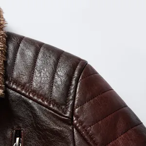 Detailaufnahme einer braunen PU-Lederjacke mit gesteppter Schulter und Kunstfellkragen