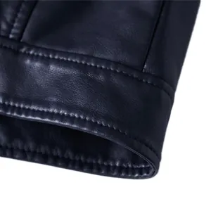 Detaillierte Nahaufnahme einer schwarzen Herren-PU-Lederjacke mit doppelten Nähten am Ärmel