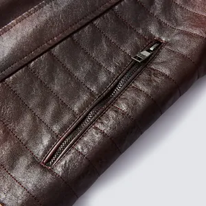 Nahaufnahme einer braunen PU-Lederjacke mit Steppnähten und hochwertigem Reißverschluss