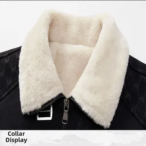 Gros plan détaillé du col en fausse fourrure blanche sur une veste en daim pour hommes