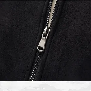 Vue macro du détail de la fermeture éclair métallique sur une veste en daim noir