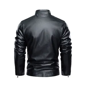 Vista posteriore di una classica giacca in pelle nera da uomo con colletto alla coreana.