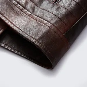 Nahaufnahme der Textur und Nähte einer hochwertigen braunen Herren-Lederjacke aus PU