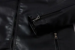 Detailopname van metalen ritssluitingen op een zwart vintage kunstleren jack voor heren