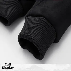 Gros plan détaillé montrant le poignet en bord-côte d'une veste en daim noire pour hommes.