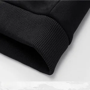 Vue détaillée de l'ourlet côtelé élastique d'une veste en faux daim noir pour hommes