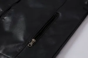 Detailopname van een vintage zwart kunstlederen jack met de ritszak duidelijk in beeld.