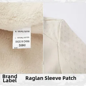 Vue détaillée de l'étiquette de la veste en daim et des manches en jacquard.