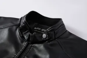 Gedetailleerde opname van vintage zwart leren jack met opstaande kraag, textuur en knoop