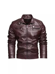 Herren Slim Fit bordeauxrote Motorradlederjacke mit mehreren Reißverschlusstaschen.