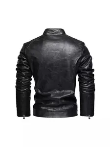 Rückansicht einer klassischen schwarzen Herren-Motorradlederjacke mit Stehkragen-Design