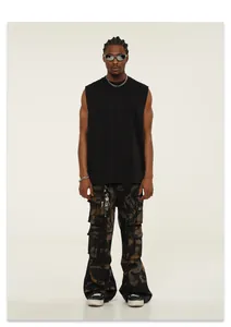 Modello a figura intera con gilet nero smanicato in cotone pesante da 300g, look streetwear.