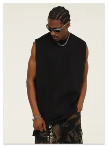 Gilet in cotone nero stile streetwear indossato da un modello con molti accessori