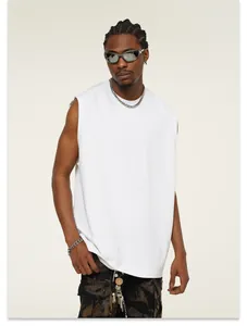 Modello che indossa una canotta bianca in cotone pesante da 300g stile streetwear.