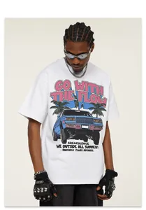 Gros plan du t-shirt blanc avec illustration de voiture rétro et de palmiers.