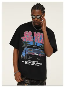 Vue complète d'un t-shirt streetwear noir avec graphique de voiture vintage sur un mannequin