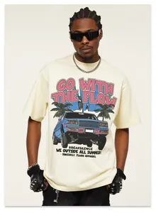 Vue détaillée de l'illustration de voiture vintage et du texte imprimé sur le t-shirt crème