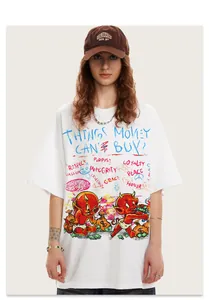 Detailansicht der Teufelsillustration auf einem weißen schweren Baumwoll-T-Shirt.