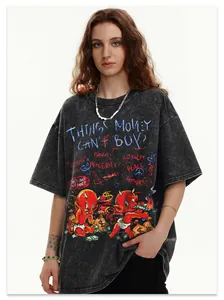 Nahaufnahme des schwarzen Oversized-T-Shirts mit rotem Teufel-Graffiti-Print