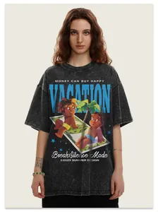 Vista dettagliata della t-shirt vintage lavata con stampa grafica di vacanza americana