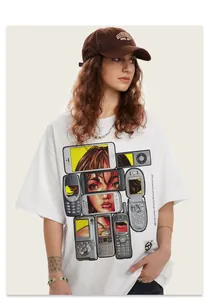 Detailansicht der Y2K Vintage-Telefon-Illustration auf weißem Baumwoll-T-Shirt