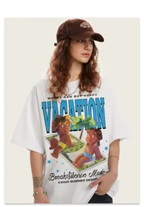 Primo piano della stampa artistica Vacation su una t-shirt streetwear in cotone bianco premium