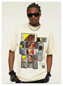 Detail des Y2K-Grafikdrucks mit Retro-Handy-Collage auf einem cremefarbenen Baumwoll-T-Shirt.