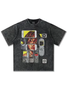 Schweres, gewaschenes schwarzes T-Shirt mit Y2K-Retro-Handy und Anime-Charakter-Grafik