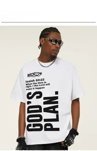 Detailansicht eines schweren Baumwoll-T-Shirts mit stylischem God's Plan-Grafikdruck