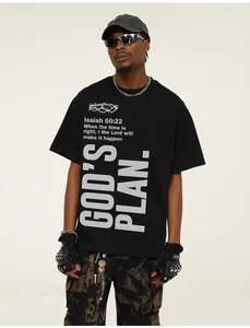 Streetwear T-Shirt aus schwerer Baumwolle mit God's Plan und Jesaja 60:22 Schriftzug