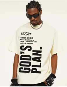 Detailaufnahme des 'God's Plan' Grafikdrucks auf einem schweren cremefarbenen Street-T-Shirt