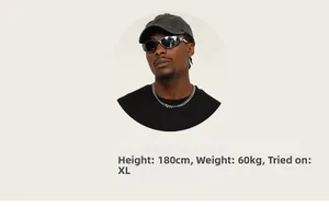 Modello con t-shirt nera in cotone pesante e dati di taglia per riferimento vestibilità.