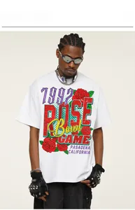 Dettaglio della stampa vintage 1992 Rose Bowl su una maglietta di cotone bianco