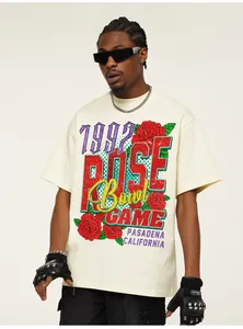 Το μοντέλο φοράει vintage 1992 Rose Bowl Game μπλουζάκι με βαρύ πλυμένο φινίρισμα