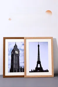 Due cornici minimaliste in legno con stampe di monumenti europei iconici